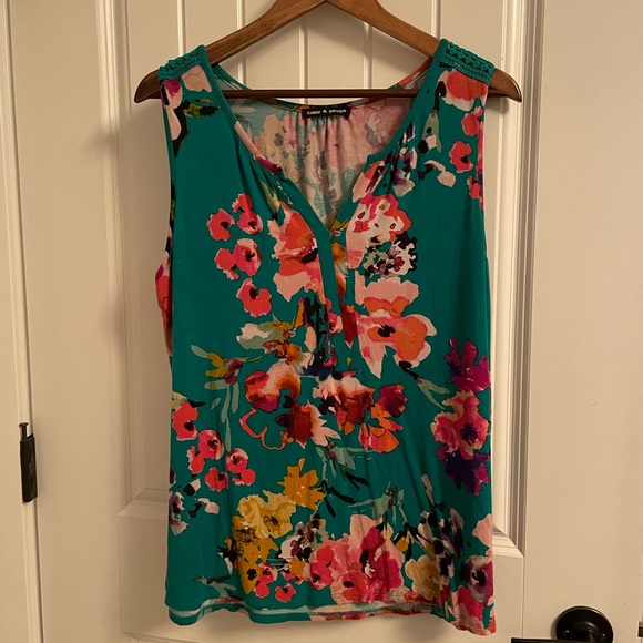 Green top with flowers - Picture 2 of 4